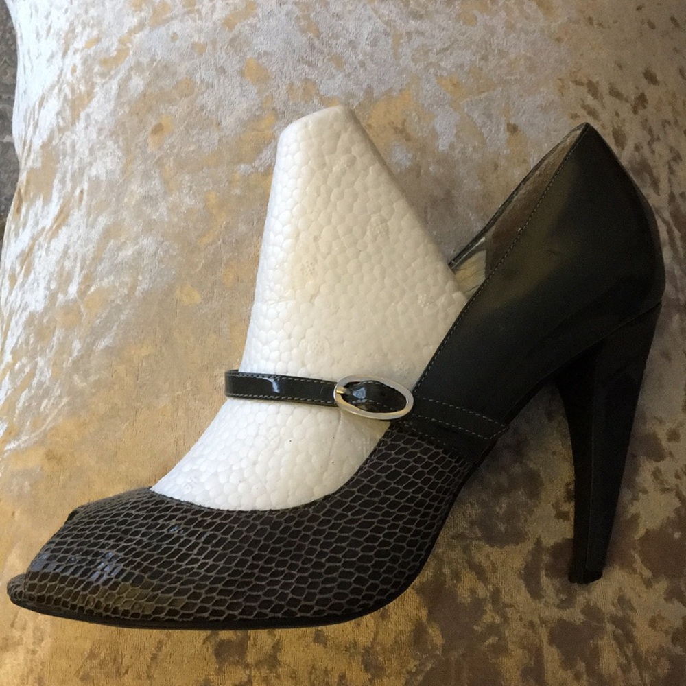 BCBG Grey Leather Snakeskin Pump